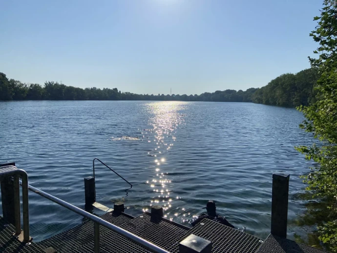 Steiger aan het water van duiklocatie Put van Ekeren in Antwerpen